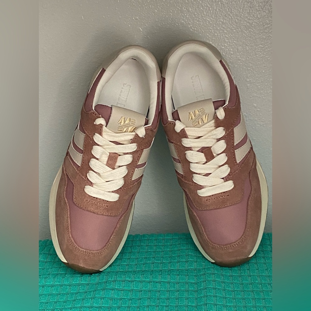 NWT.. WOMENS STEVE MADDEN RETRO RUNNER SNEAKERS